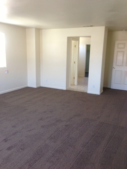 Building Photo - Los Banos, Large 2 story 5 bedroom 3 full ...