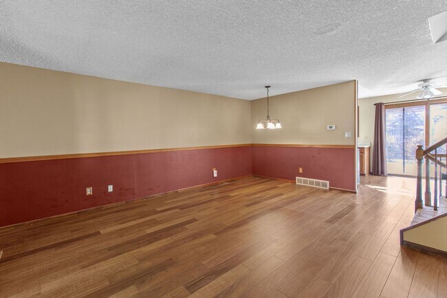 Building Photo - 4 bed, 2 bath, large yard available in Woo...