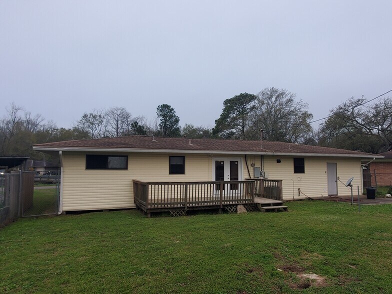 Building Photo - 2420 Bradford St