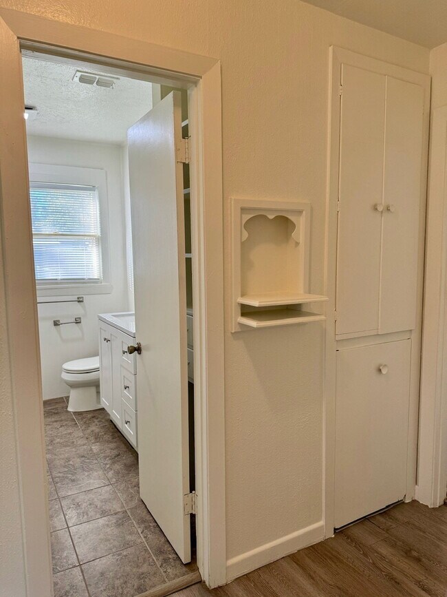 Building Photo - 3 Bedroom Home with Spacious Bedrooms