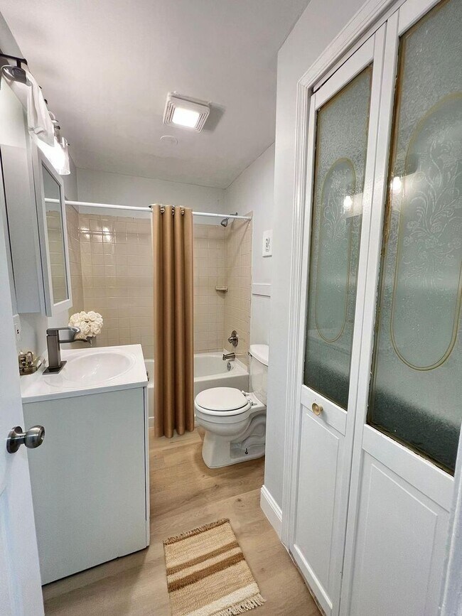 Building Photo - Beautiful & spacious 3b/1.5b home