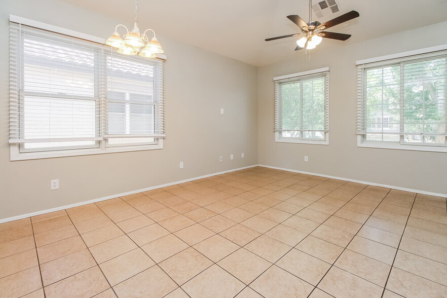 Building Photo - 2121 E Huntington Dr