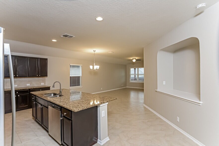 Building Photo - 8806 Double Oak
