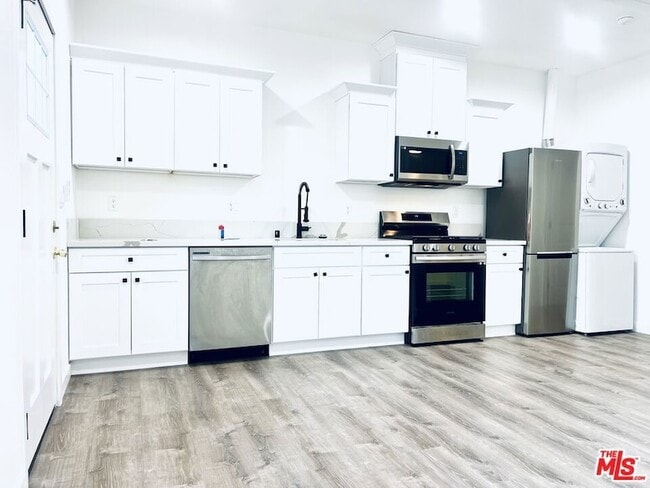 Building Photo - 247 S Catalina Ave