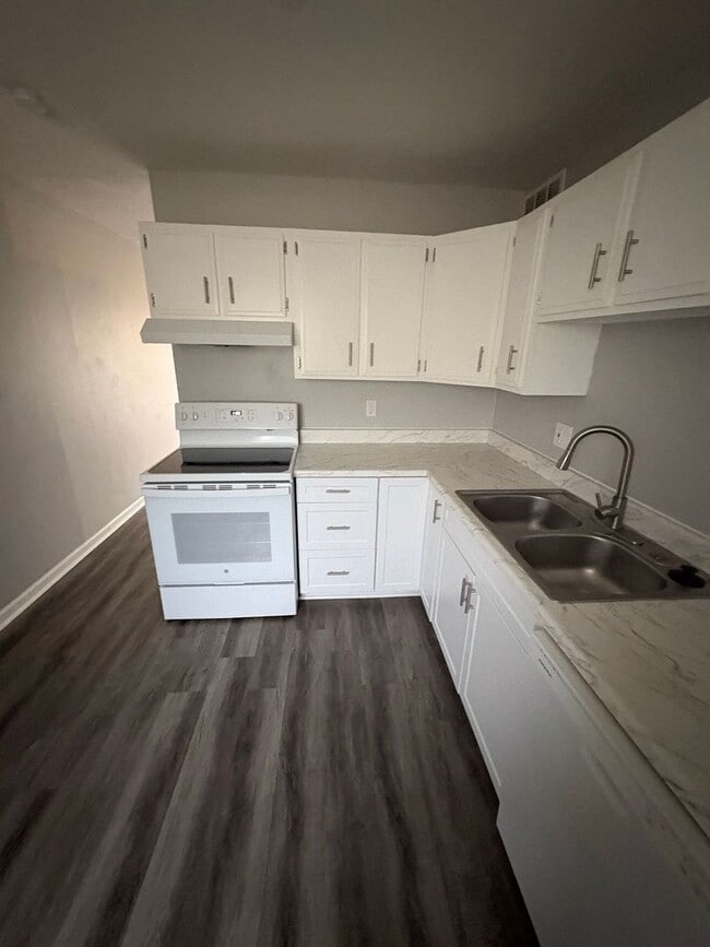 Building Photo - Spacious 2-Bed Duplex with Bonus Kitchen Storage