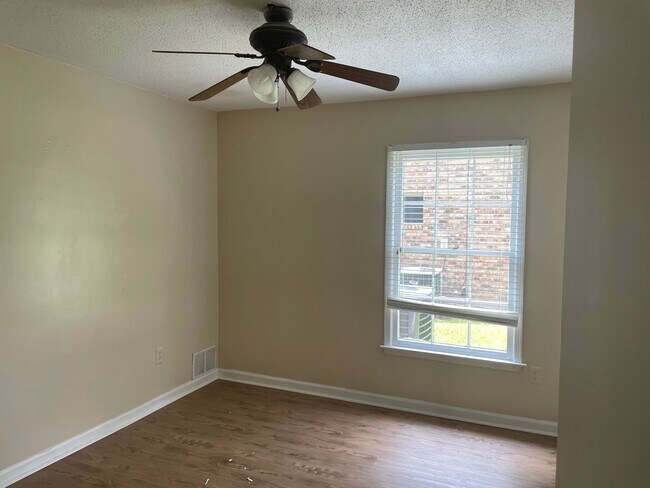 Building Photo - Nice 3/2 with bonus rm in Carriage Hills