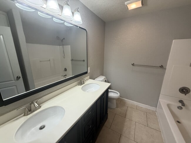 Building Photo - 939 E 6th