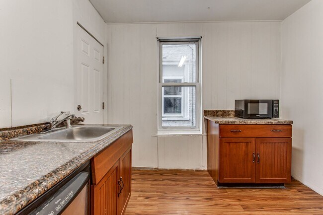 Building Photo - Updated 4 Bed, 2 Bath in Oakland - Close t...