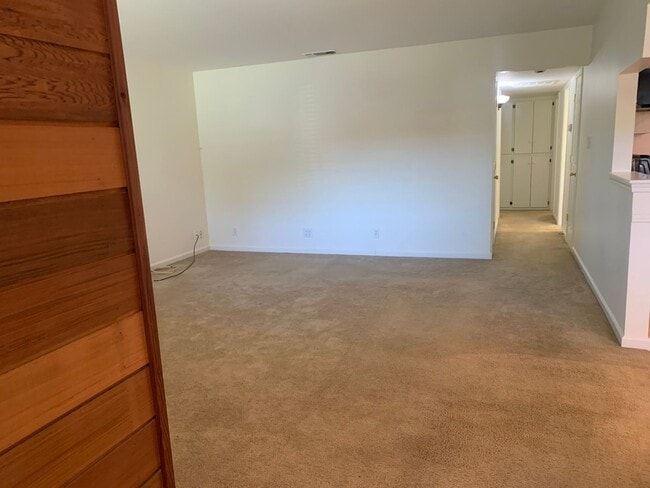 Building Photo - 3 bedroom 2 bath home with HUGE yard in Orangevale