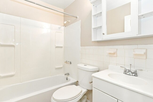 Building Photo - 5233 Fullerton Dr