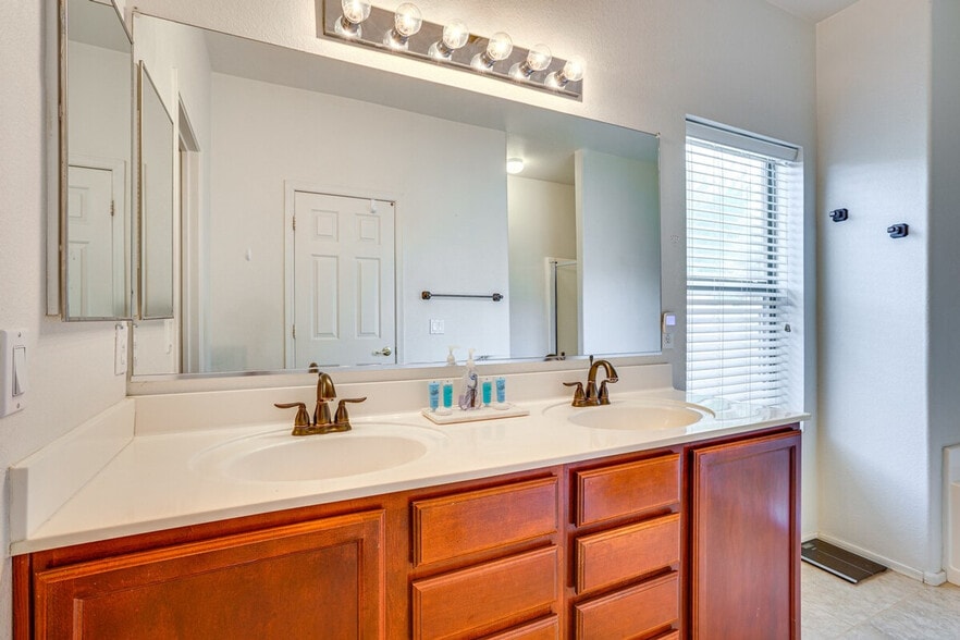 Building Photo - 9443 E Whitewing Dr