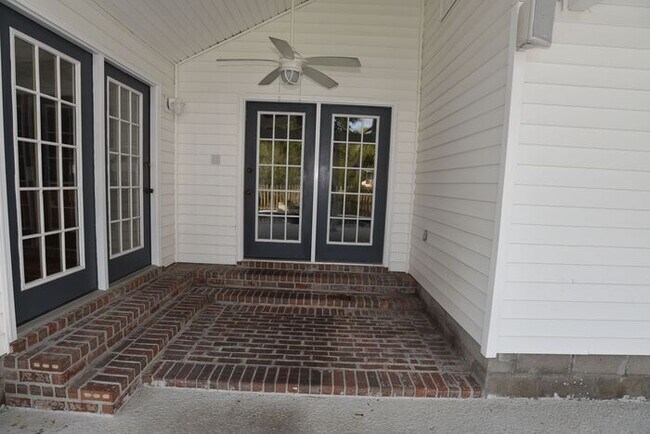 Building Photo - Wilmington Island Gem!