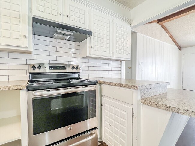 Building Photo - Charming 3 Bedroom 2 bathroom house WITH SOLAR