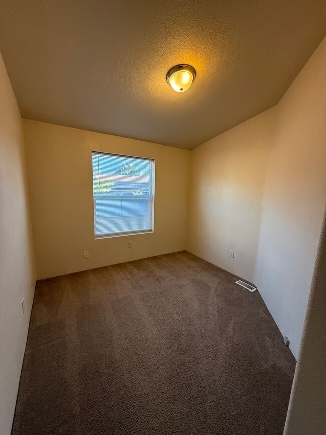 Building Photo - Don’t miss out on this great home