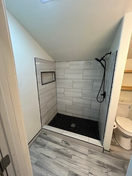 1st bdrm bathroom, heated floors - 520 Walnut St