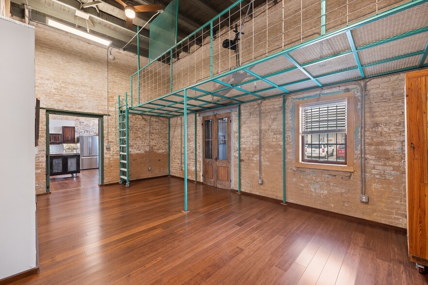 Bedroom 2 w/loft - 1500 E Madison St