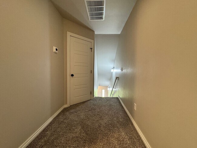 Building Photo - Spacious 3-Bedroom Home with Designer Kitc...