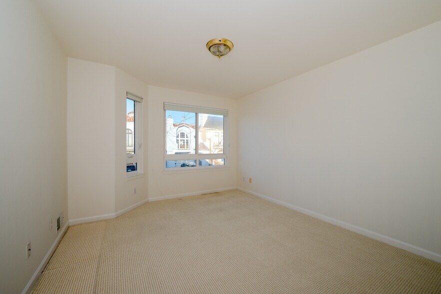Building Photo - 1701 Judah St