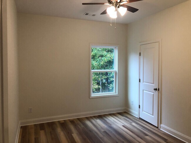 Building Photo - r38