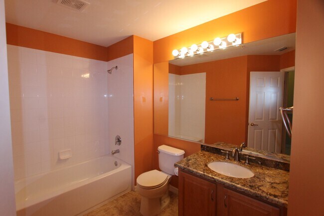 Building Photo - 1056 Hampton Cir