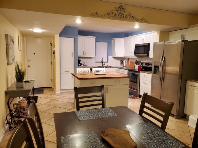 Building Photo - 7930 Sun Island Dr S