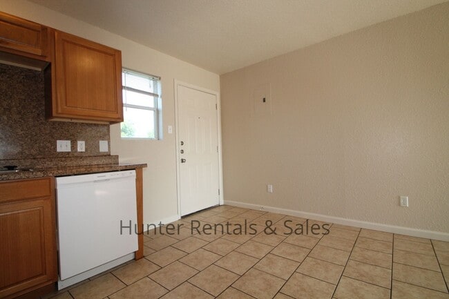 Building Photo - Aztec Trace!