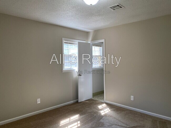 Building Photo - 306 Oakwild Dr