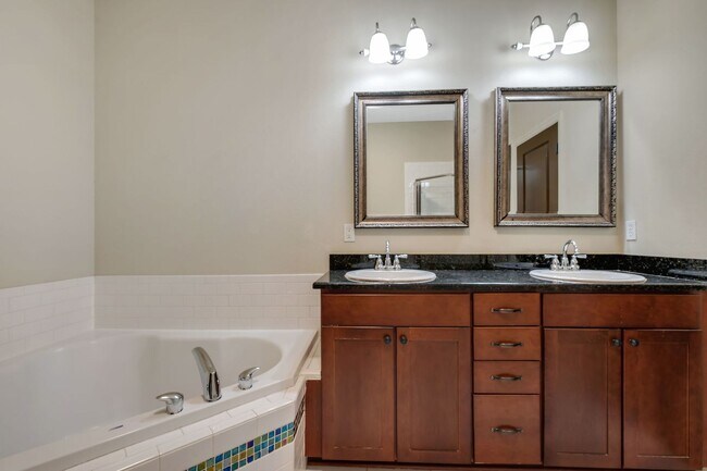 Building Photo - Midtown Tallahassee Townhome