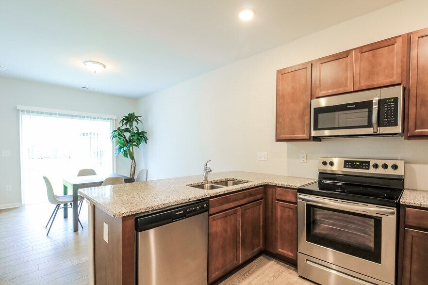 Building Photo - 7260 Bellacroft Dr