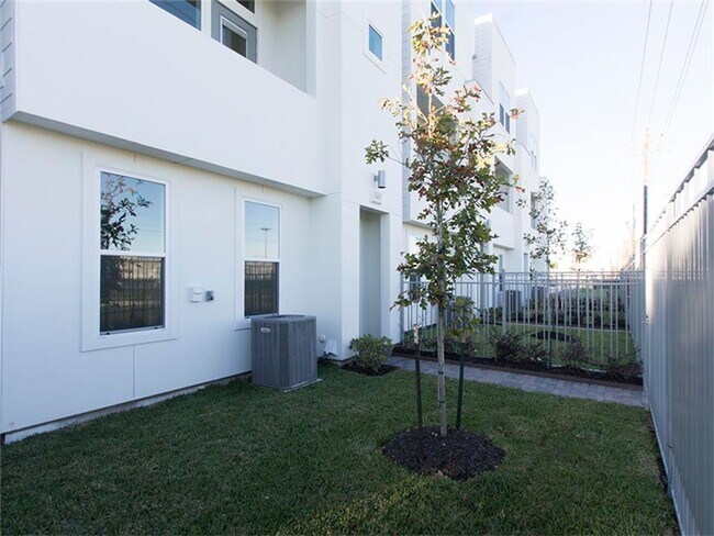 Building Photo - EaDo’s Most Exciting Place to Call Home!