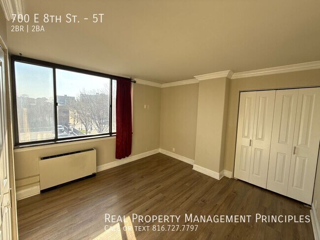 Building Photo - 700 E 8th St