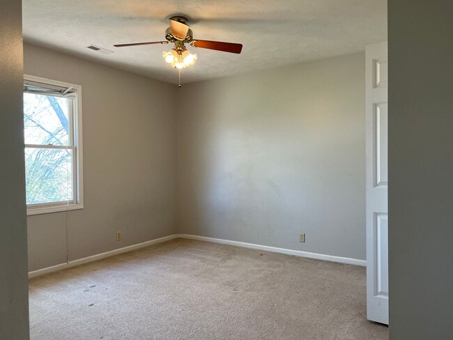 Building Photo - Well-Located 4 Bedroom with Versatile Living Space!!