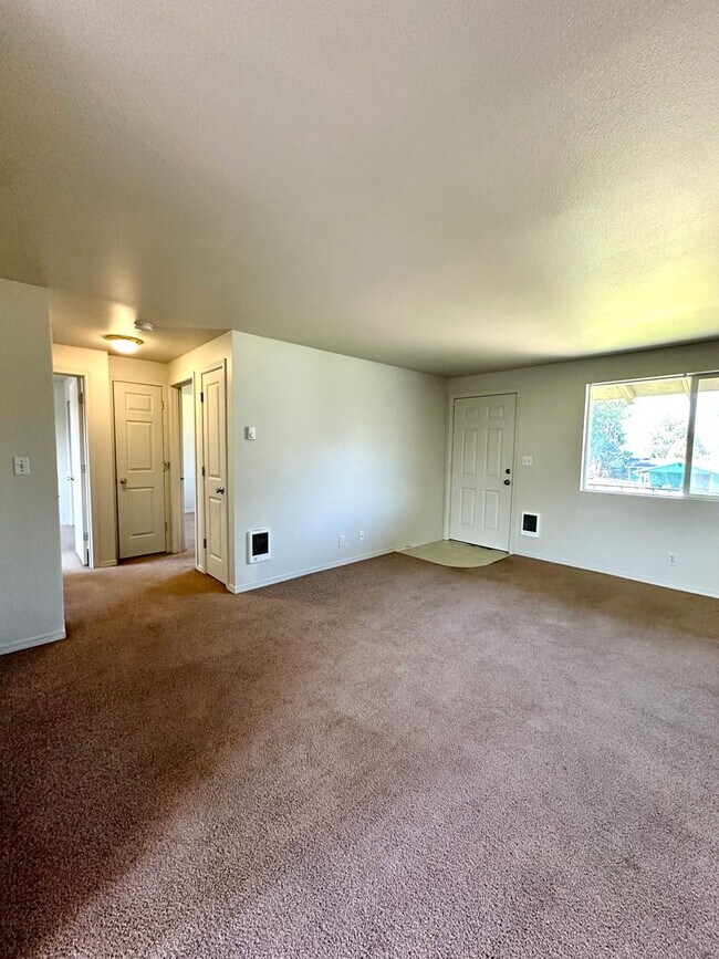 Building Photo - 1618 SW Lava Ave