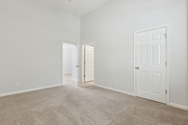 Building Photo - 2 BEDROOM VICTORIA PARK TOWNHOUSE AVAILABL...