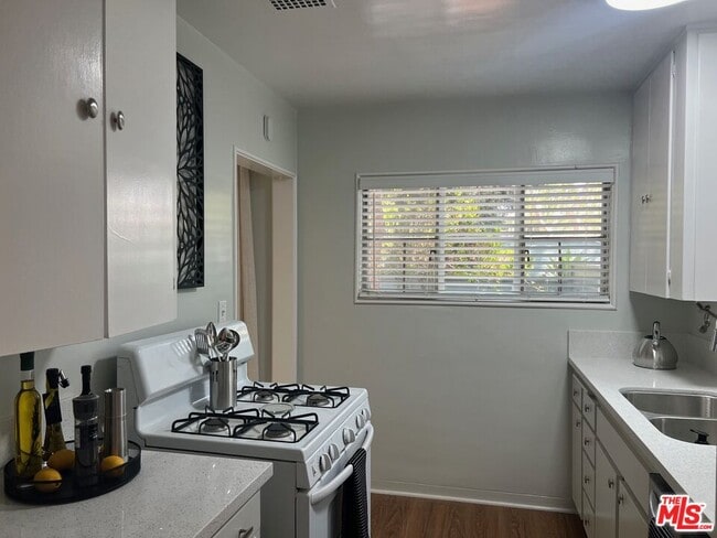 Building Photo - 5286 Village Green