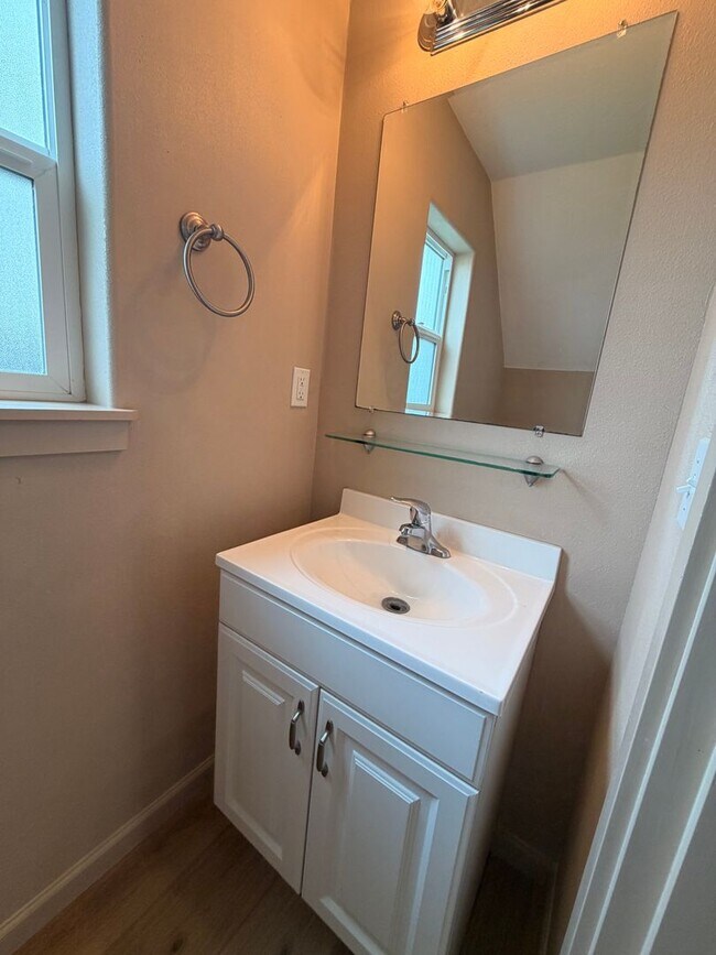 Building Photo - 3-Bedroom Duplex in Lowell