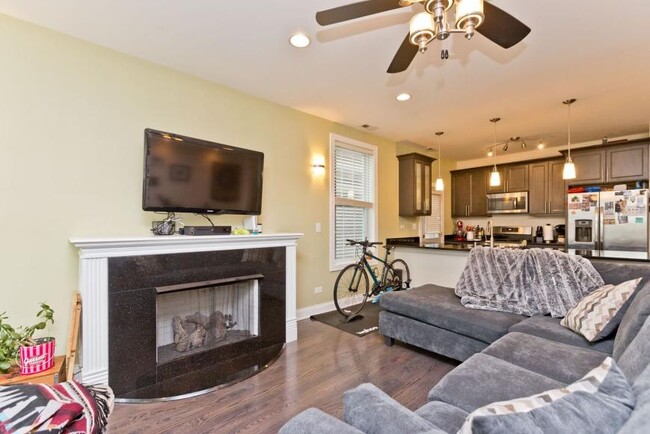 Building Photo - 2 bedroom in Chicago IL 60618