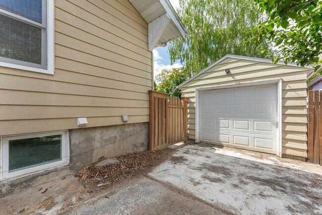 Building Photo - 2355 SE 44th Ave