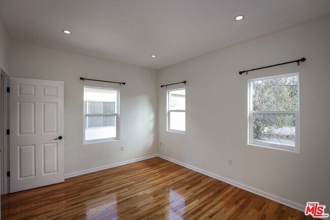 Building Photo - 806 N Alfred St