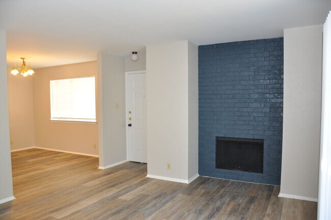 Building Photo - 10810 Topperwein Dr