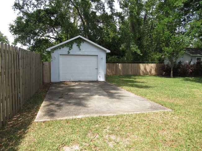 Building Photo - Spacious Northeast Pensacola Home Near UWF with 3 Bedrooms, 2 Baths, Office, 2-Car Garage & Priva...