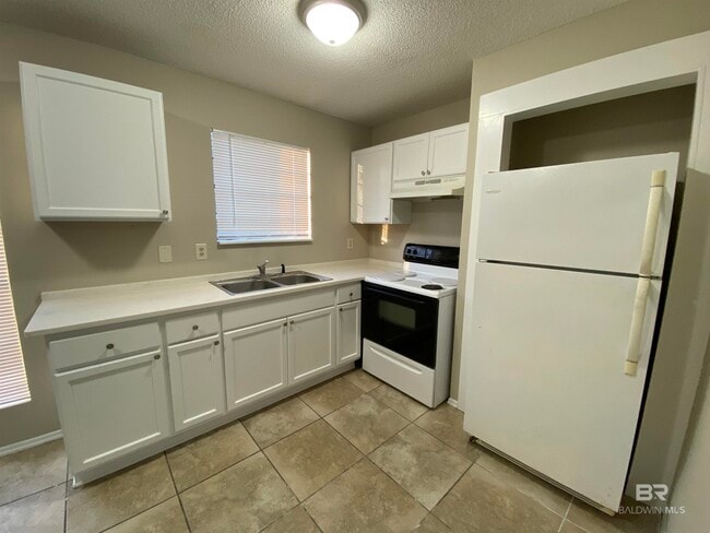 Building Photo - 6394 Schoel Ln