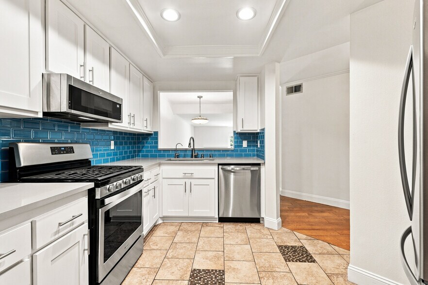 Building Photo - 6638 N Clybourn Ave