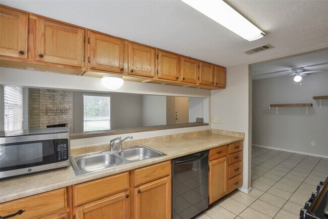 Building Photo - 28302 Doverbrook Dr