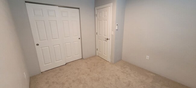 Building Photo - Spacious & Cozy Townhome for Rent