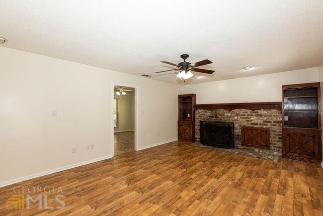 Building Photo - 404 E First St