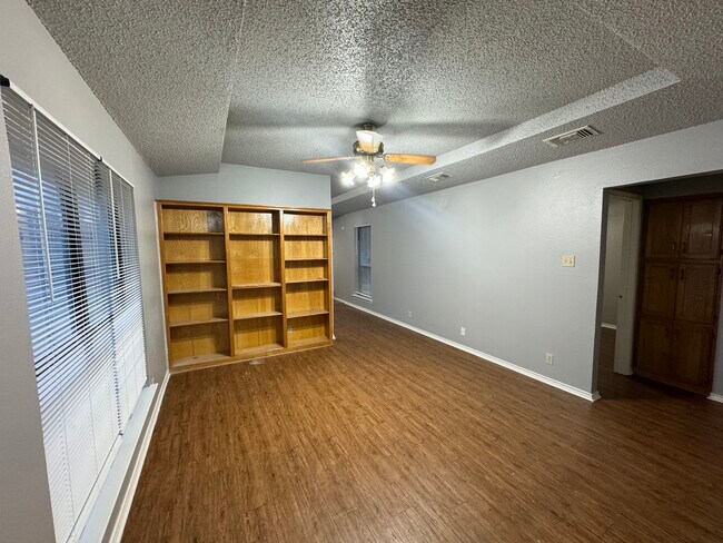 Building Photo - 2115 N Elm St