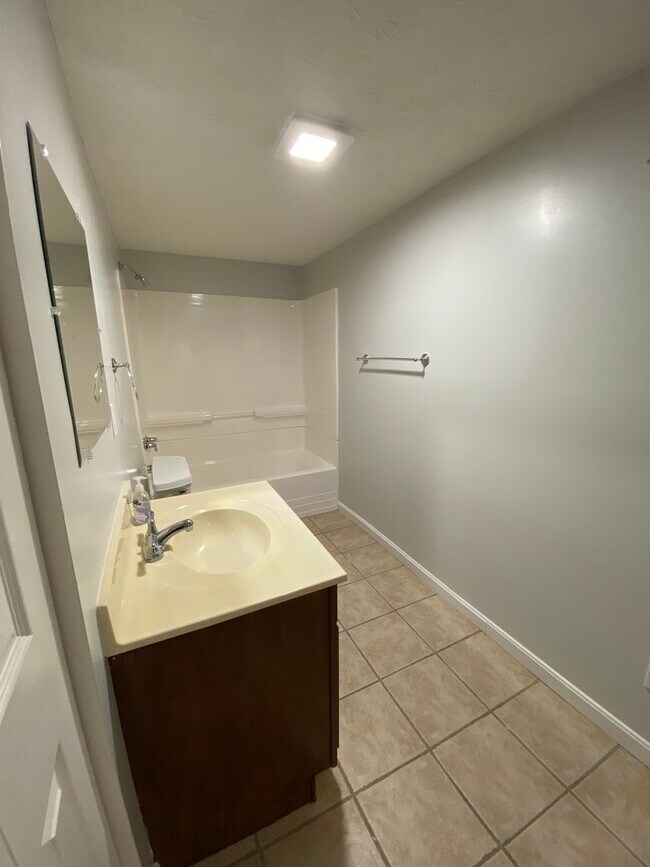 Building Photo - Spacious 4-Bedroom  home for Rent in Fairb...