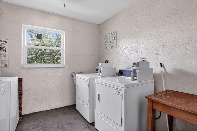 Building Photo - 2651 S Palm Aire Dr