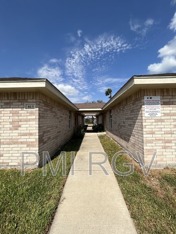 Building Photo - 901 E Daffodil Ave